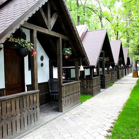 Cornul Vanatorului Bungalows Piteşti Exterior foto